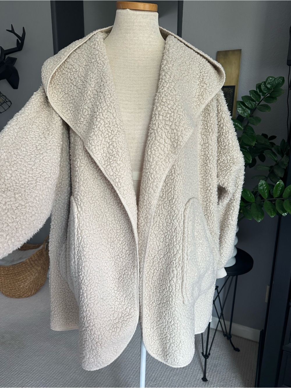 UnHide Hooded Teddy Jacket in Cream size medium - Picture 4 of 12